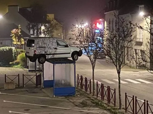On sait enfin pourquoi et comment la voiture a fini sur l’abribus !